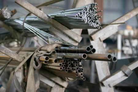 Foto de Tubos de ventilación de metal inoxidable en una planta metalúrgica. Metales laminados. - Imagen libre de derechos