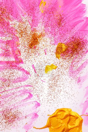 Téléchargez les photos : Sur un fond blanc, des stries roses d'aquarelle sont saupoudrées d "éclats dorés. - en image libre de droit