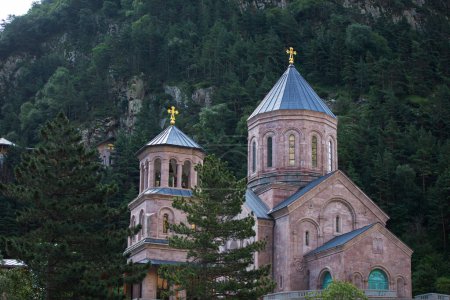 Téléchargez les photos : Belle église géorgienne sur le fond des montagnes. - en image libre de droit