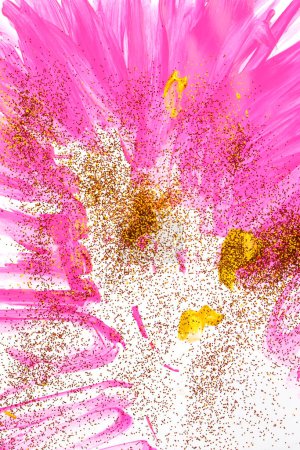Téléchargez les photos : Sur un fond blanc, des stries roses d'aquarelle sont saupoudrées d "éclats dorés. - en image libre de droit