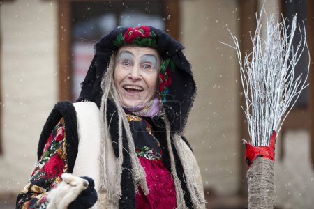 Téléchargez les photos : Baba Yaga. personnage de conte de fées méchante grand-mère de conte de fées russe. Costume Halloween. - en image libre de droit