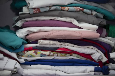 Téléchargez les photos : Une pile de vêtements propres repassés médicalement. - en image libre de droit