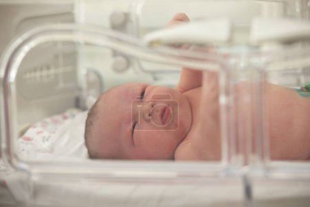 Foto de Recién nacido prematuro en la unidad de cuidados intensivos de la UCIN - Imagen libre de derechos