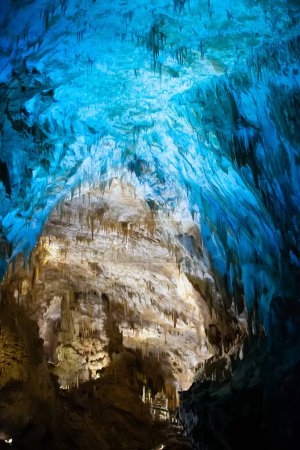 Foto de Cueva de Karst, vista increíble de estalactitas y estalagnitas en luz brillante colorida, hermoso punto de referencia natural en lugar turístico. - Imagen libre de derechos