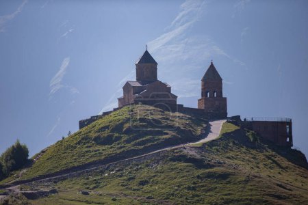 Nahaufnahme der Dreifaltigkeitskirche in Kasbegi in der Nähe von Stepantsminda Blick auf die Kaukasusberge im Hintergrund