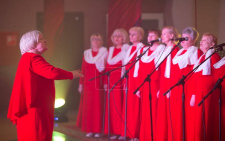 Foto de 19 de marzo de 2023 Belarús. Gomilcity. Un centro de ocio para personas mayores. Los ancianos cantan en el coro. - Imagen libre de derechos