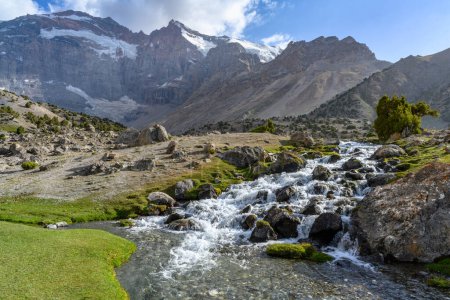 Une rivière orageuse dans les montagnes du Tadjikistan. Montagnes des fans.