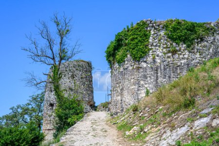 New Athos, Abkhazie, Géorgie - 04 juillet 2022 : Ruines de la forteresse d'Anacopie au sommet de la montagne ibérique à New Athos, Abkhazie.