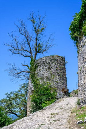 New Athos, Abkhazie, Géorgie - 04 juillet 2022 : Ruines de la forteresse d'Anacopie au sommet de la montagne ibérique à New Athos, Abkhazie.