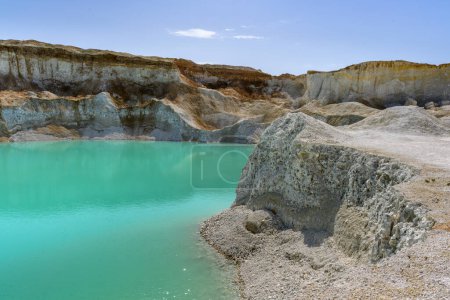 Le lac bleu, montagnes stratifiées, collines de calcaire, carrière de calcaire dans le village de Melovye Gorki, région de l'ouest du Kazakhstan.