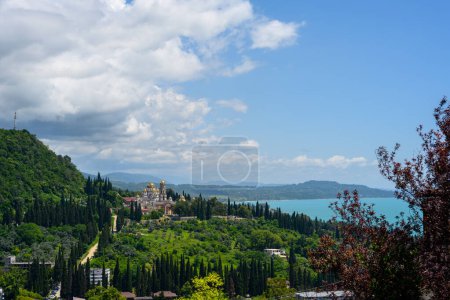 Neues Athos, Abchasien, Georgien - 04. Juli 2022: Landschaft mit Blick auf das neue Athos-Kloster.