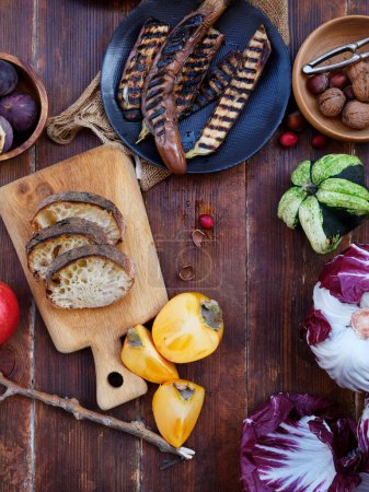 Téléchargez les photos : Flat lay seasonal vegetables and fruits, healthy vegetarian ingredients for cooking a dinner on a wooden background - en image libre de droit
