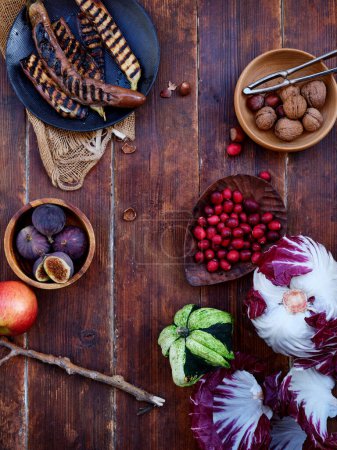 Foto de Flat lay seasonal vegetables and fruits, healthy vegetarian ingredients for cooking a dinner on a wooden background - Imagen libre de derechos