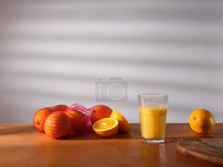 Foto de Freshly pressed orange juice for breakfast - Imagen libre de derechos