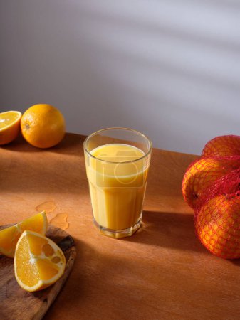 Téléchargez les photos : Freshly pressed orange juice for breakfast - en image libre de droit