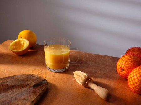 Téléchargez les photos : Freshly pressed orange juice for breakfast - en image libre de droit