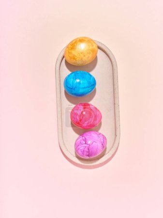 Foto de Diseño de vista superior con huevos de Pascua de colores sobre fondo rosa. Plantilla creativa para contenido festivo - Imagen libre de derechos