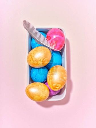 Foto de Diseño de vista superior con huevos de Pascua de colores sobre fondo rosa. Plantilla creativa para contenido festivo - Imagen libre de derechos