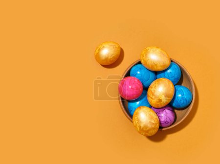 Téléchargez les photos : Mise en page créative avec des œufs de Pâques colorés sur fond jaune vif. Un modèle de contenu festif - en image libre de droit