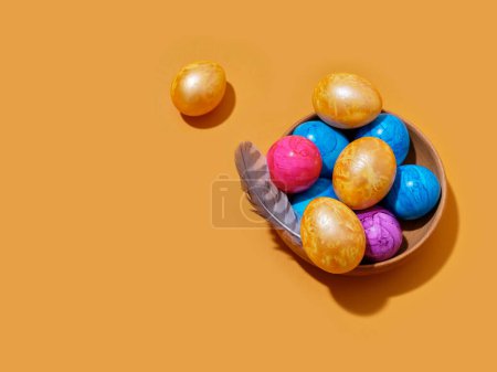 Foto de Diseño creativo con huevos de Pascua de colores sobre fondo amarillo brillante. Una plantilla para contenido festivo - Imagen libre de derechos
