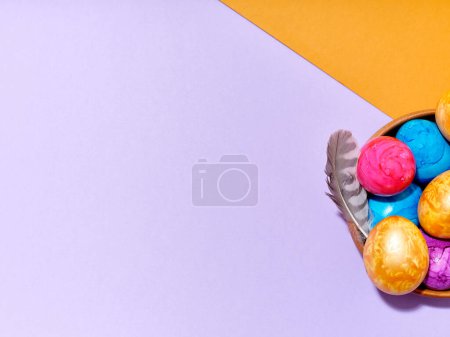 Téléchargez les photos : Mise en page créative avec des œufs de Pâques colorés sur fond lumineux. Un modèle de contenu festif - en image libre de droit