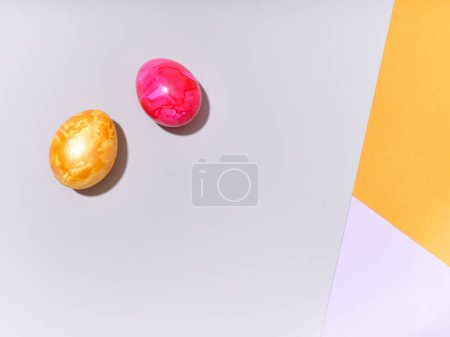 Foto de Diseño creativo con huevos de Pascua de colores sobre fondo brillante. Una plantilla para contenido festivo - Imagen libre de derechos