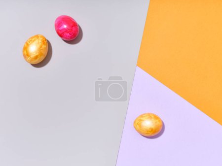 Foto de Diseño creativo con huevos de Pascua de colores sobre fondo brillante. Una plantilla para contenido festivo - Imagen libre de derechos