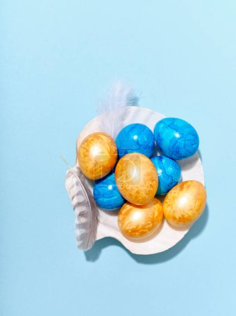 Foto de Diseño creativo con huevos de Pascua de colores sobre fondo azul brillante. Una plantilla para contenido festivo - Imagen libre de derechos