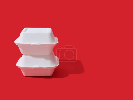 Foto de Hamburguesa llevar cajas en fondo rojo con espacio de copia - Imagen libre de derechos