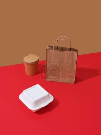 Foto de Embalaje de comida para llevar: cajas y contenedores sobre un fondo colorido con espacio de texto. Concepto minimalista - Imagen libre de derechos