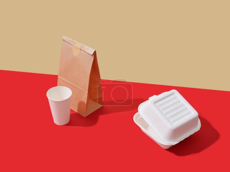 Téléchargez les photos : Emballage alimentaire à emporter : boîtes et récipients sur fond coloré avec espace texte. Concept minimaliste - en image libre de droit