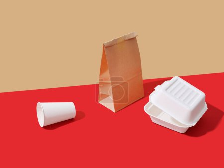 Foto de Embalaje de comida para llevar: cajas y contenedores sobre un fondo colorido con espacio de texto. Concepto minimalista - Imagen libre de derechos