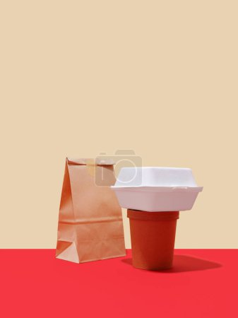 Téléchargez les photos : Emballage alimentaire à emporter : boîtes et récipients sur fond coloré avec espace texte. Concept minimaliste - en image libre de droit
