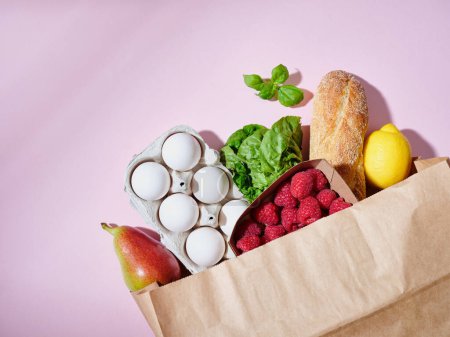 Foto de Bolsa de comestibles de papel completa con productos saludables. Concepto de alimentos ecológicos, espacio de copia - Imagen libre de derechos