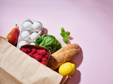 Foto de Bolsa de comestibles de papel completa con productos saludables. Concepto de alimentos ecológicos, espacio de copia - Imagen libre de derechos
