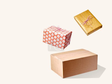 Foto de Montón de paquetes de cartón flotando sobre fondo beige - Imagen libre de derechos