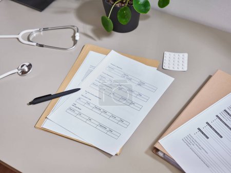 Foto de De arriba papeleo médico acostado en la mesa del médico - Imagen libre de derechos