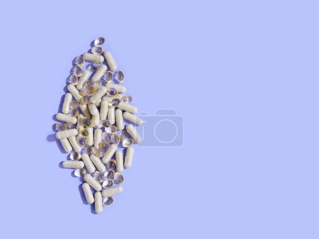 Foto de Varias píldoras de suplementos alimenticios en fondo colorido - Imagen libre de derechos