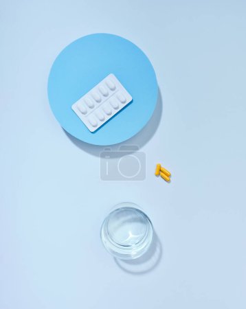 Foto de Composición creativa con píldoras de suplementos alimenticios sobre fondo colorido - Imagen libre de derechos
