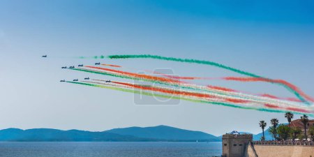 Téléchargez les photos : Equipe italienne de voltige aérienne Frecce Tricolori survolant Alghero. Sardaigne, Italie - en image libre de droit