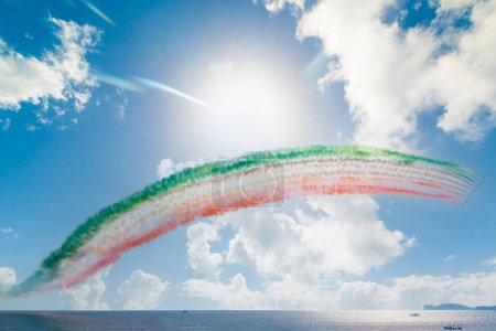 Téléchargez les photos : L'équipe de voltige aérienne de renommée mondiale Frecce Tricolori survole le rivage d'Alghero. Sardaigne, Italie - en image libre de droit