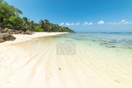 Téléchargez les photos : Sable blanc et rochers de granit à Anse Forbans. Île de Mahe, Seychelles - en image libre de droit