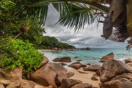 Téléchargez les photos : Anse Lazio sous un ciel couvert. Île de Praslin, Seychelles - en image libre de droit