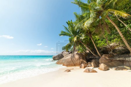 Téléchargez les photos : Anse Lazio de renommée mondiale dans l'île de Praslin sous un ciel bleu, Seychelles - en image libre de droit