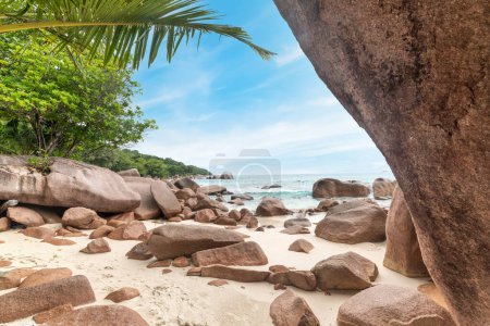 Foto de Rocas de granito y arena blanca en el mundialmente famoso Anse Lazio. Isla Praslin, Seychelles - Imagen libre de derechos