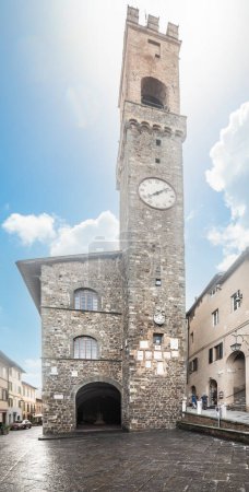 Foto de Palazzo dei Priori en Montalcino bajo un cielo azul. Toscana, Italia - Imagen libre de derechos