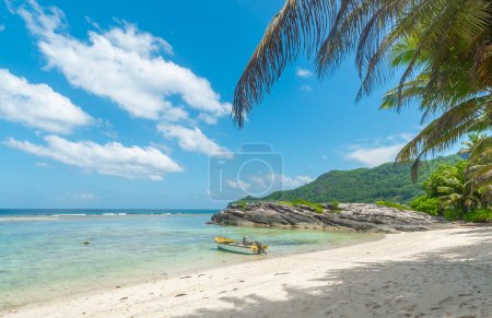 Foto de Barco de madera en la playa de Anse Forbans. Isla Mahe, Seychelles - Imagen libre de derechos