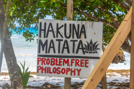 Foto de Señal de Hakuna Matata junto al mar en Seychelles - Imagen libre de derechos