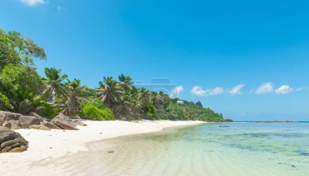 Téléchargez les photos : Ciel bleu sur la plage d'Anse Forbans. Île de Mahe, Seychelles - en image libre de droit