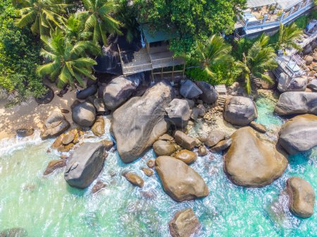 Foto de Vista aérea de rocas y palmeras en la playa de Glacis. Isla Mahe, Seychelles - Imagen libre de derechos